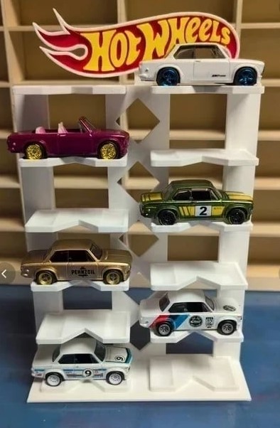 Cinco carrinhos Hot Wheels em estante branca plástica
