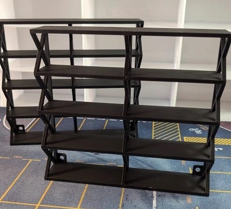 Estante modulada de parede preta com três prateleiras e design moderno
