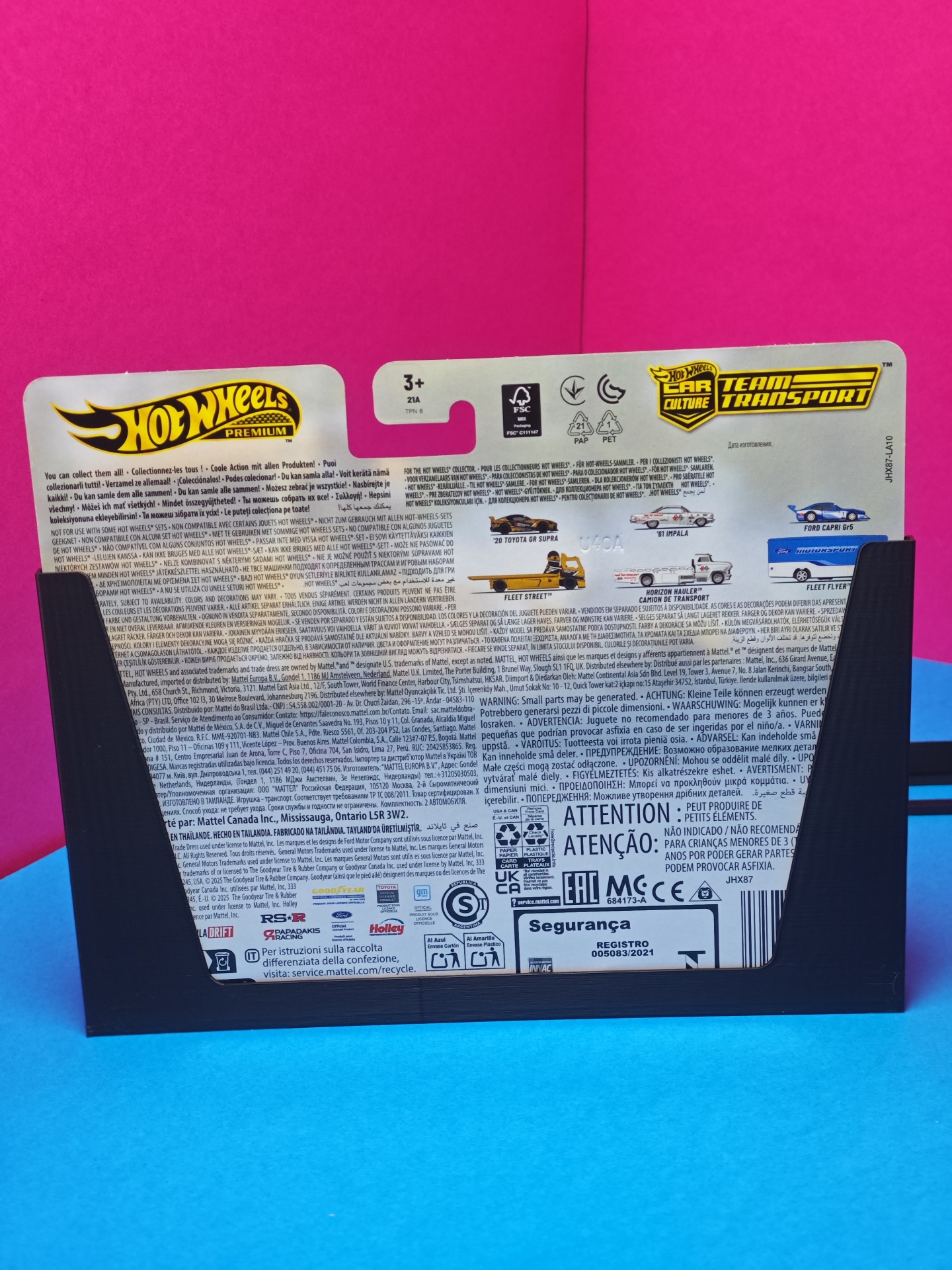 Embalagem Hot Wheels Premium Team Transport com texto e imagens de veículos