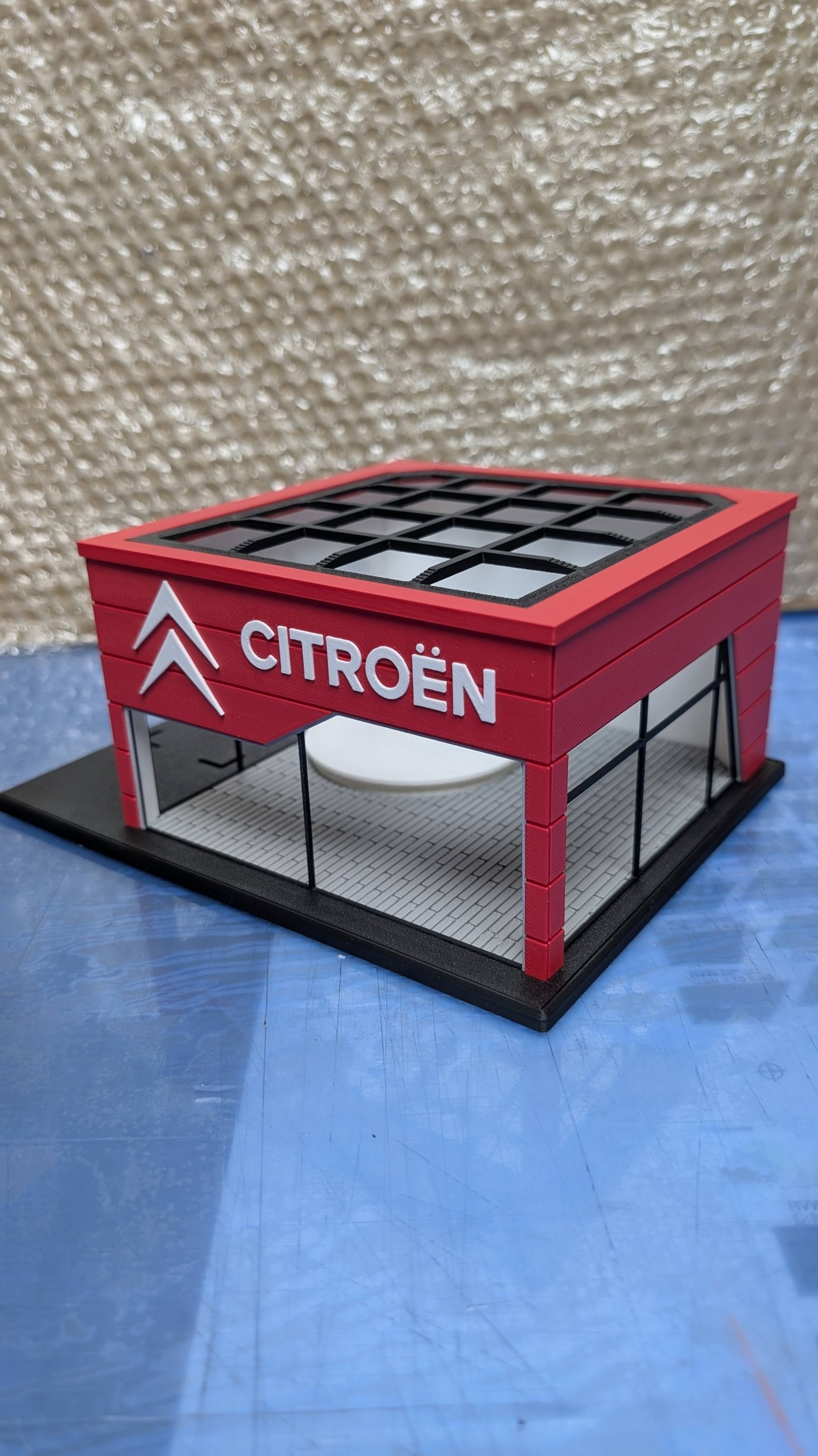 Miniatura de edifício CITROËN vermelho com janelas em vidro