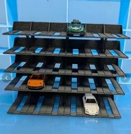 Expositor preto para carrinhos de brinquedo com três carros coloridos