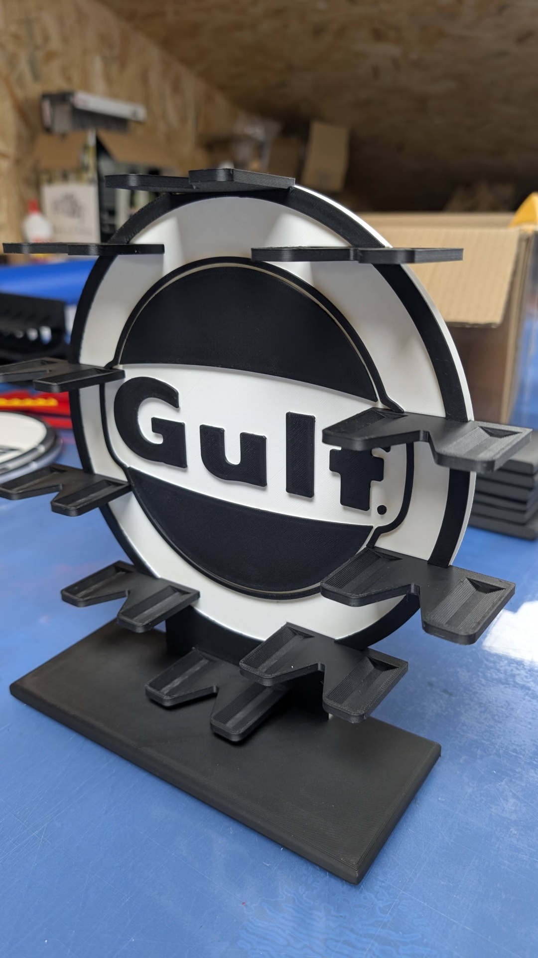 Expositor Preto e Branco da Marca Gulf com Várias Prateleiras