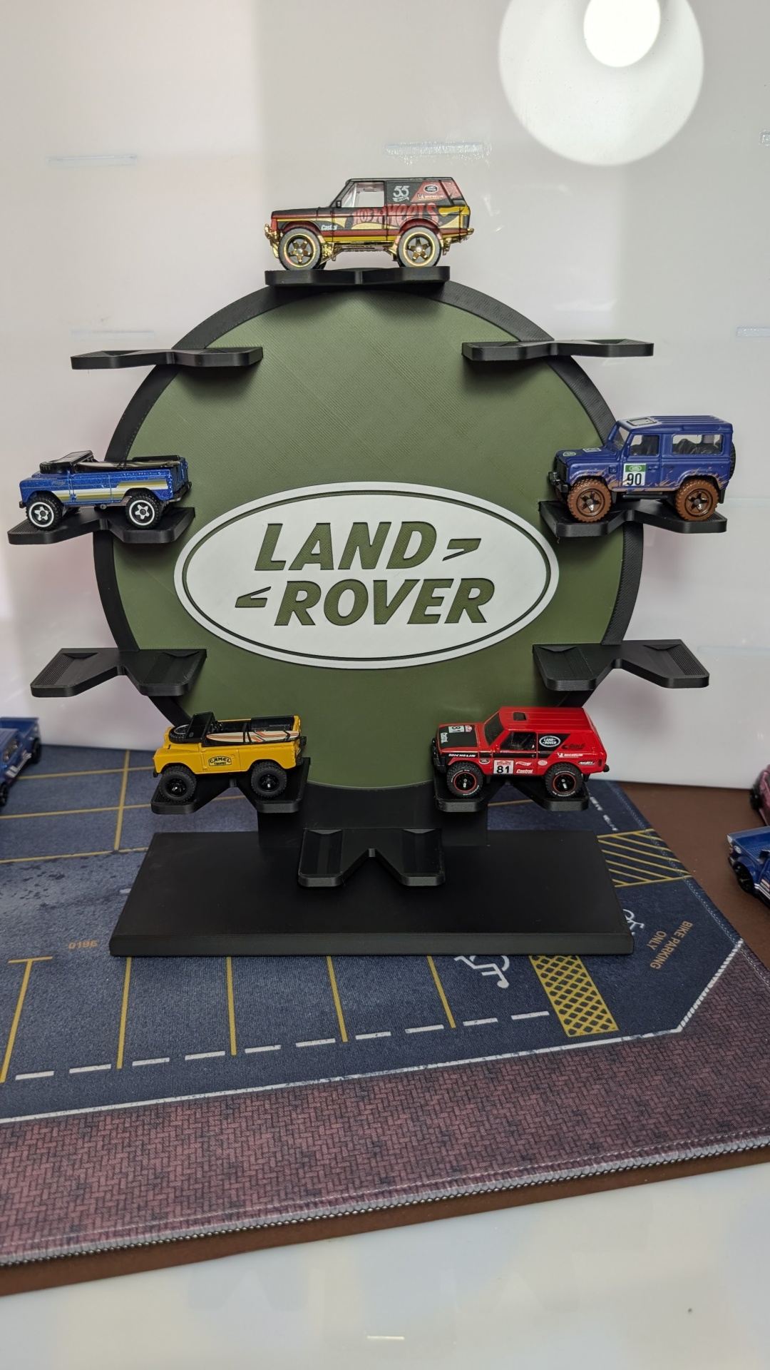 Suporte com miniaturas de carros Land Rover em diversas cores