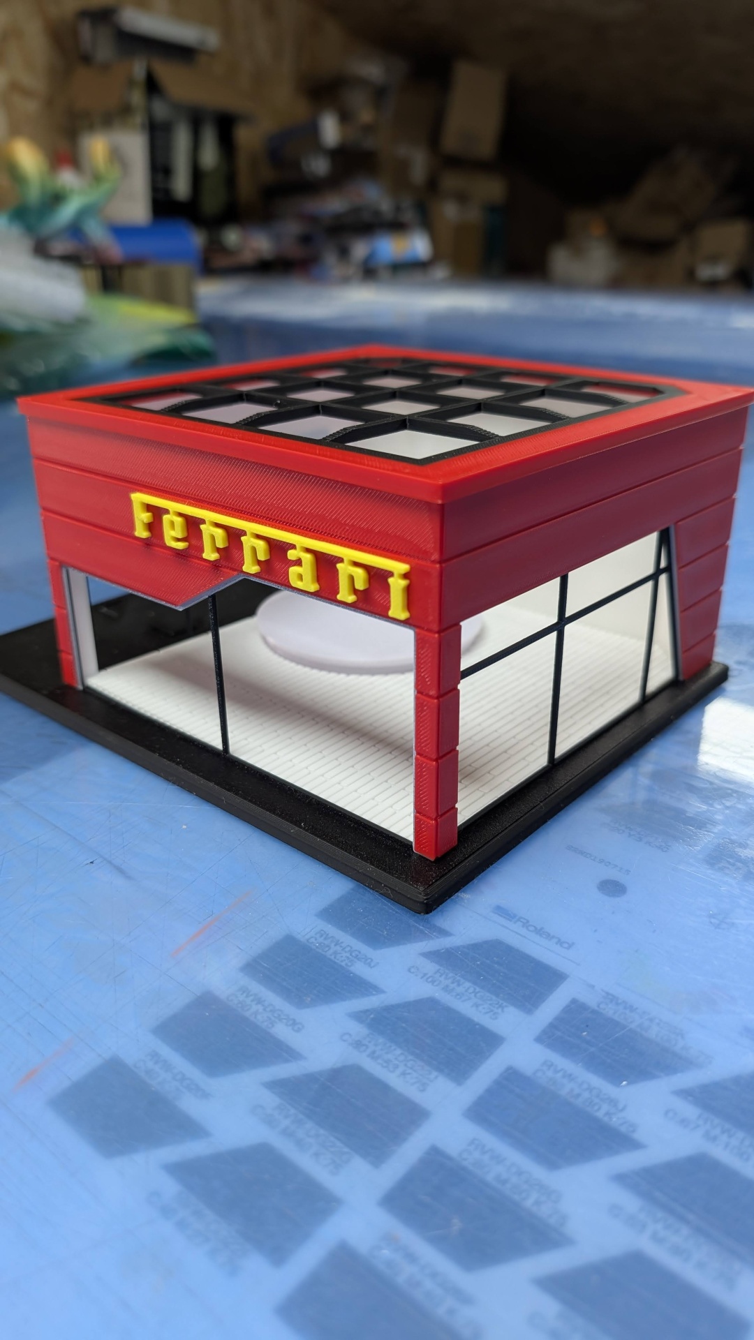 Miniatura em plástico de um edifício da Ferrari com letras amarelas