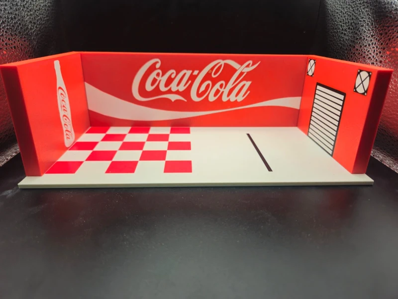 Miniatura de diorama Coca-Cola com decoração vermelha e branca