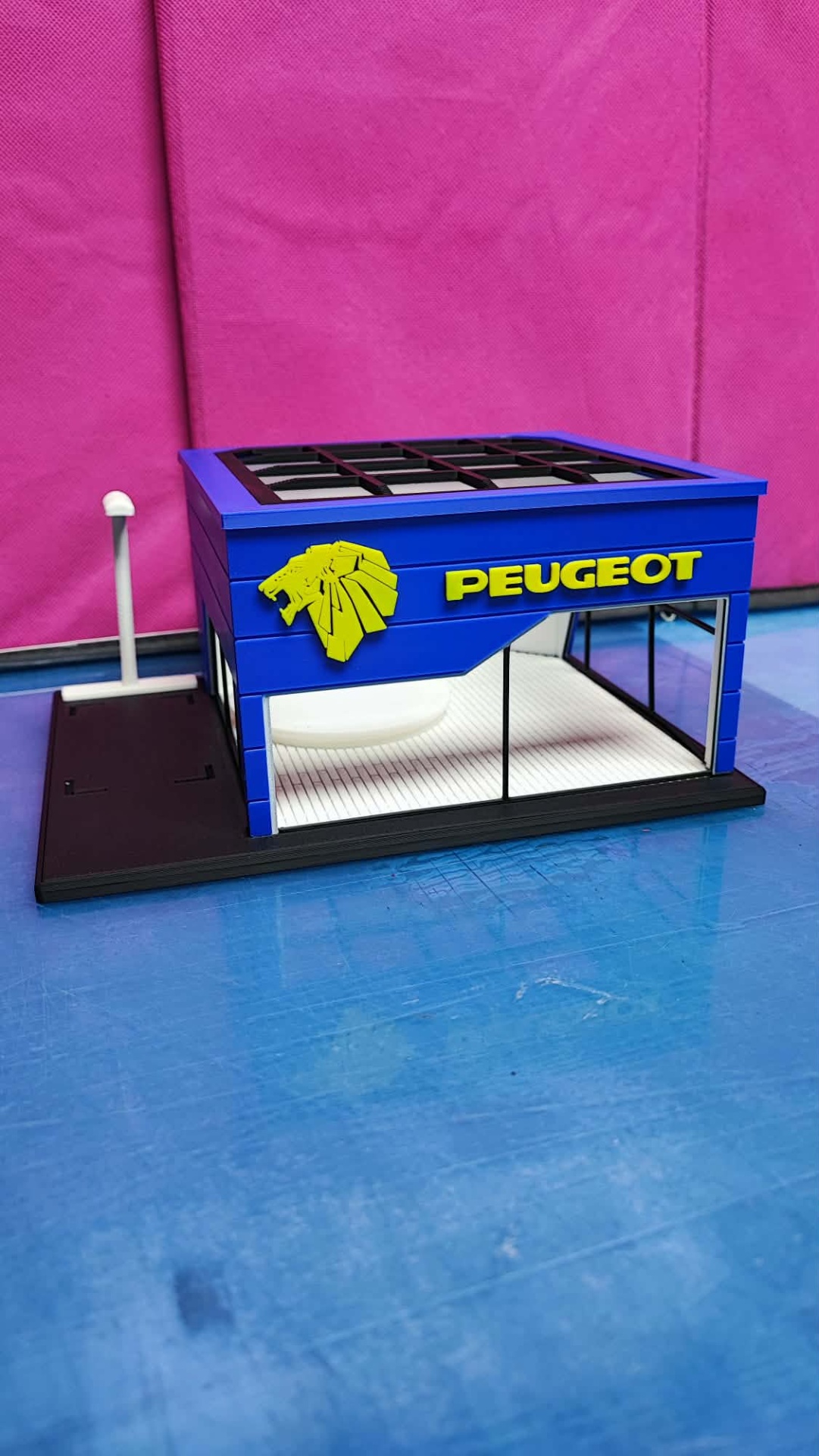 Miniatura de edifício PEUGEOT azul com logótipo amarelo em plástico