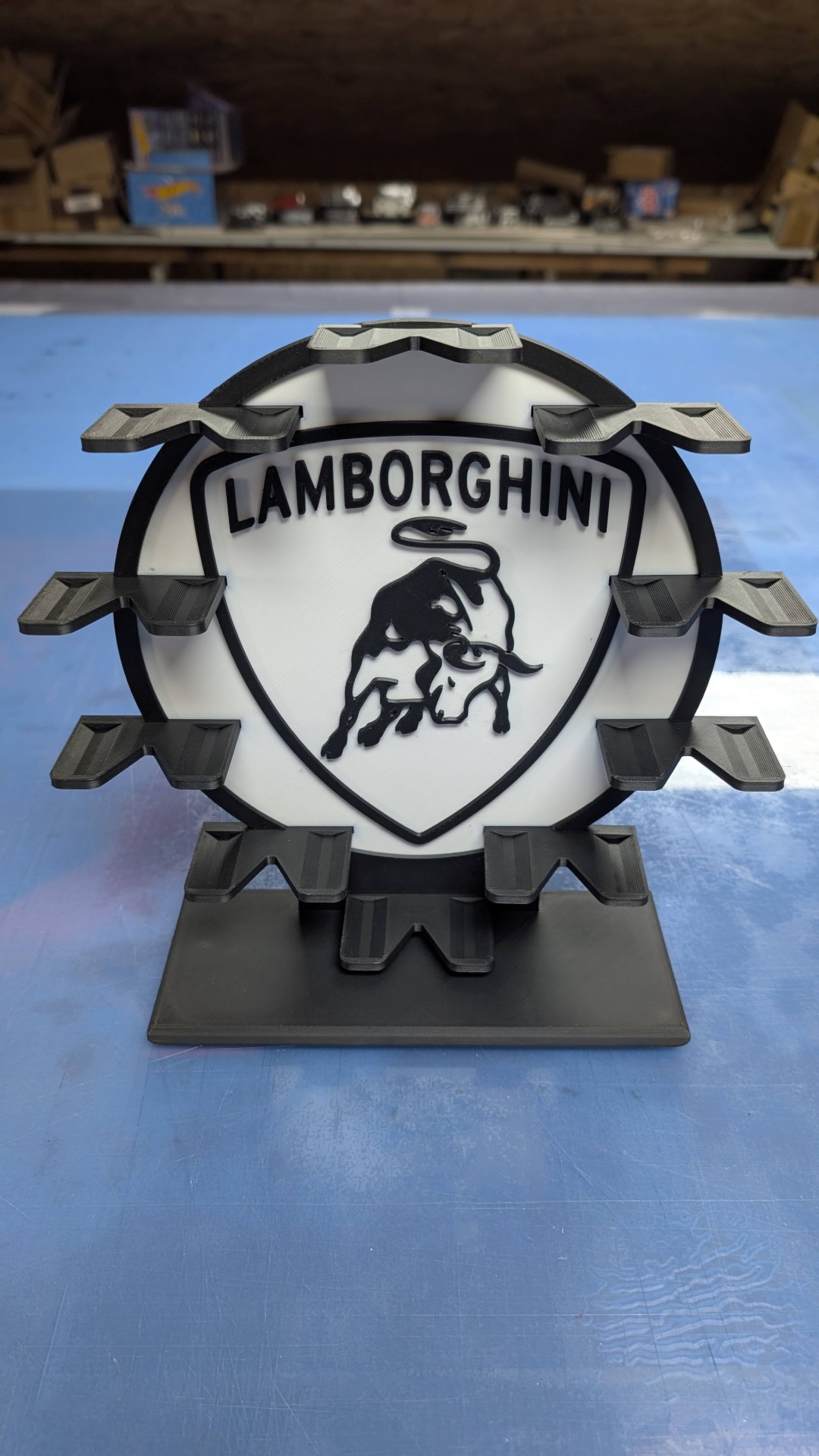 Suporte de mesa em preto e branco com logótipo da Lamborghini