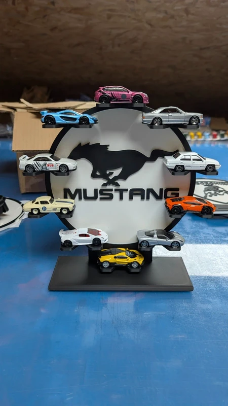 Suporte com miniaturas de carros Mustang coloridos e logo de cavalo preto circular