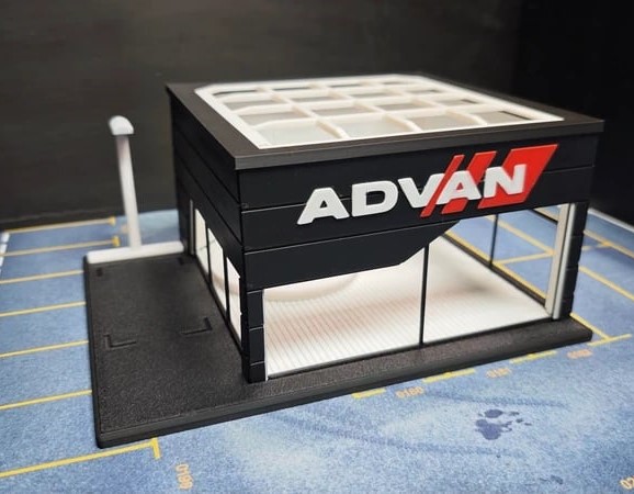 Miniatura de loja preta com texto ADVAN e piso azul com marcações