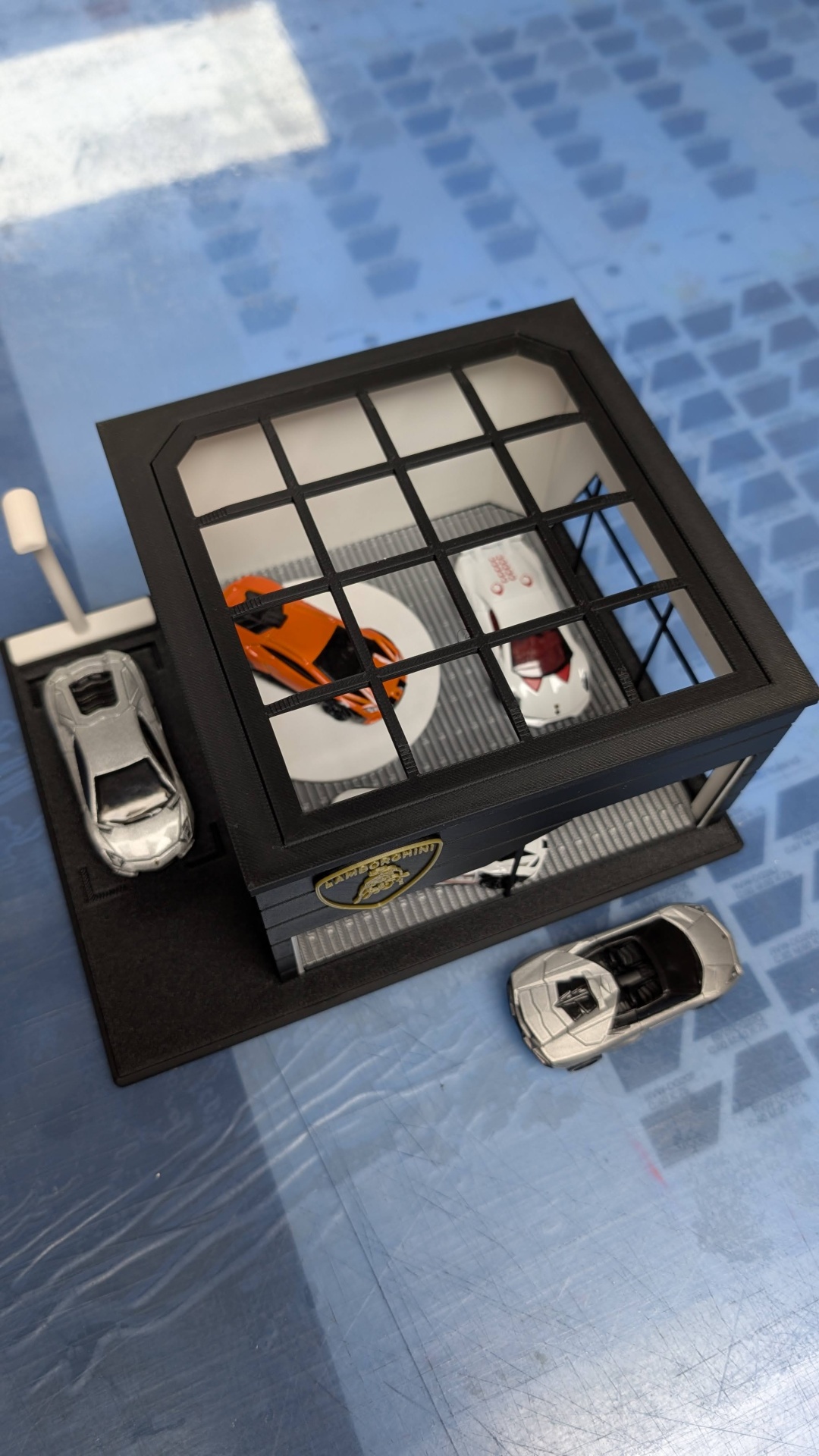 Miniatura de garagem Lamborghini com carros desportivos em plástico