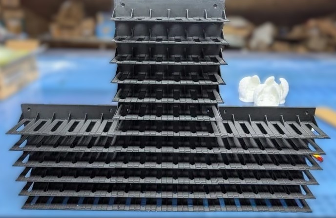 Estrutura modular preta de plástico sobre chão azul com fundo desfocado