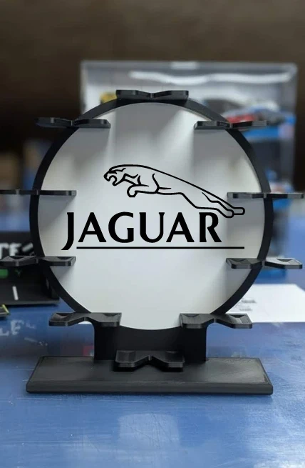 Suporte circular com logótipo Jaguar em fundo branco e estrutura preta