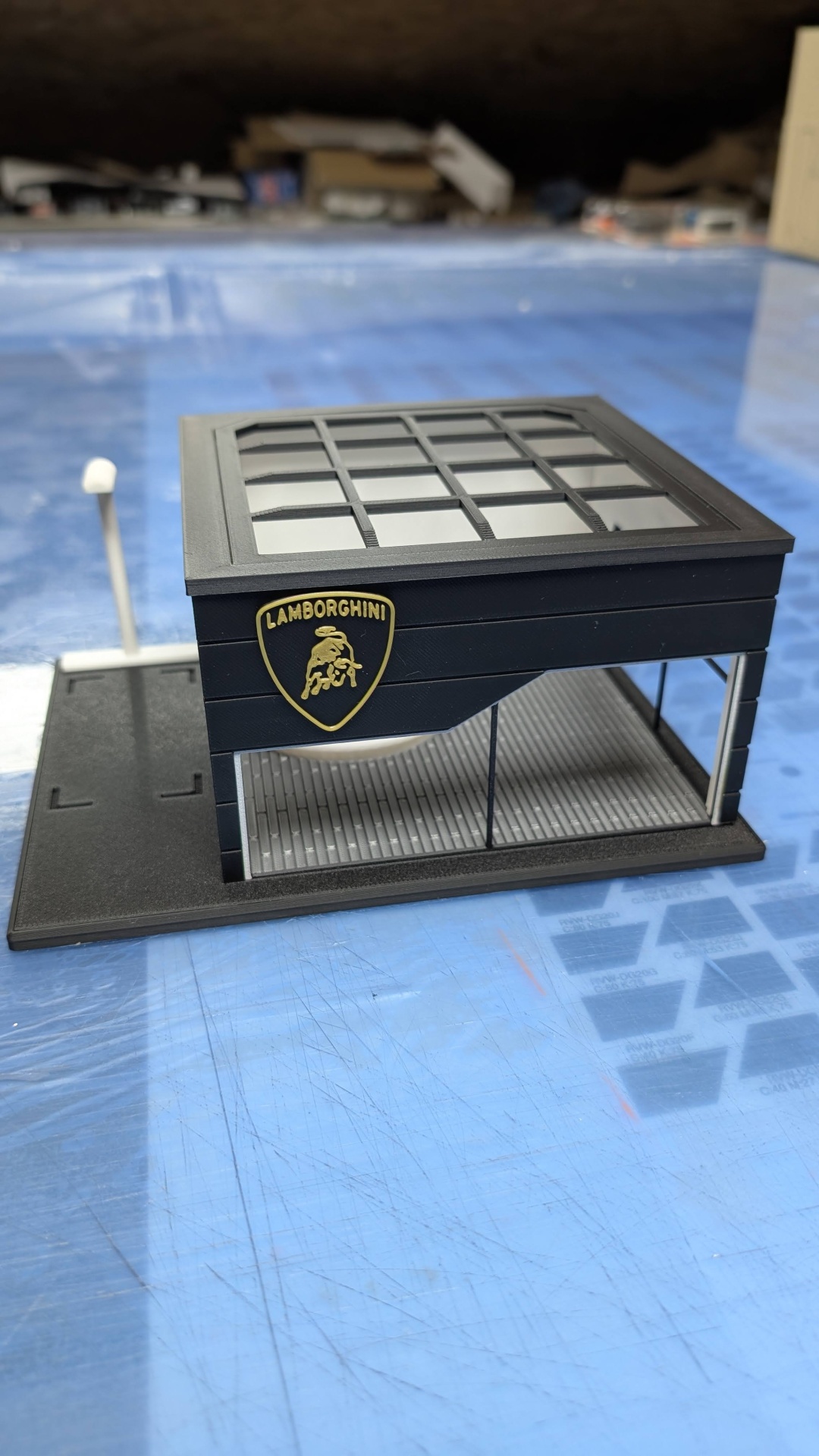 Miniatura de estrutura preta com placa dourada da LAMBORGHINI