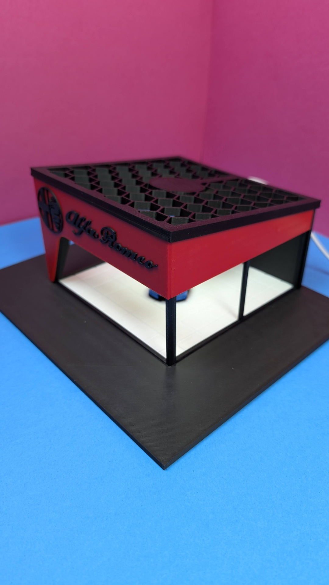 Miniatura de edifício Alfa Romeo vermelho e preto