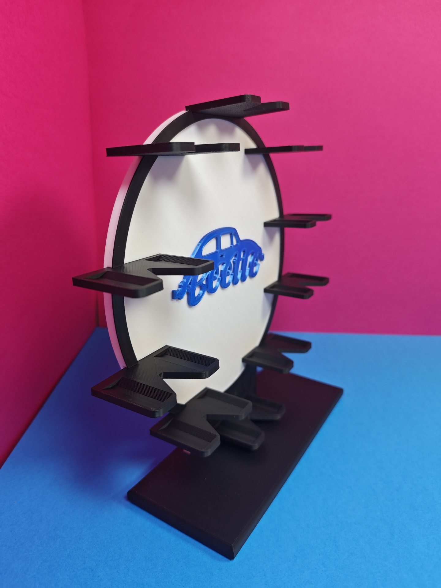 Suporte de exposição circular preto e branco com texto azul