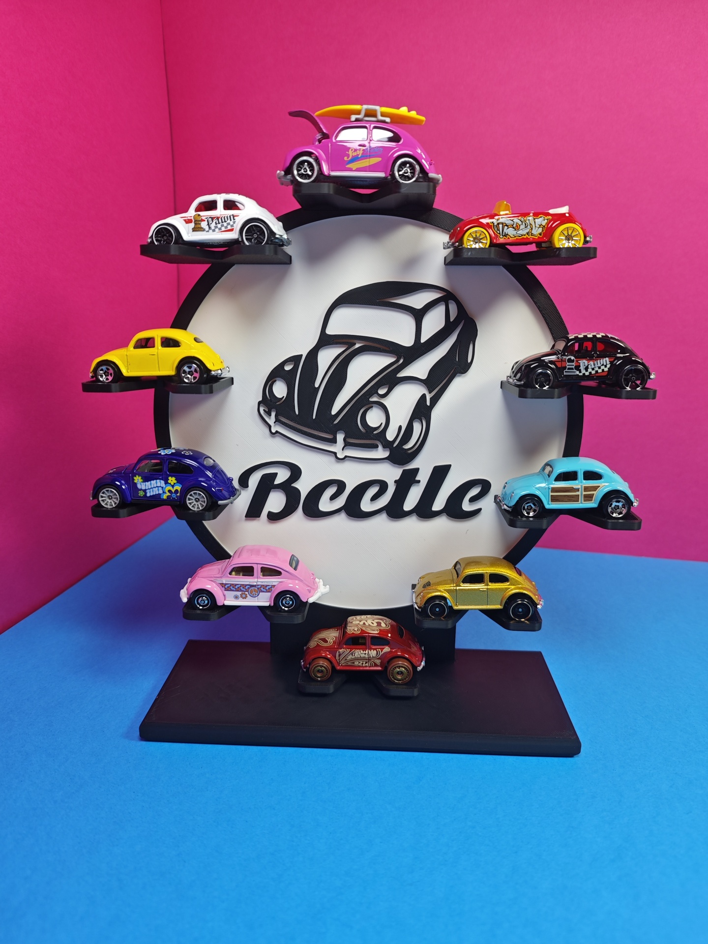 Miniaturas coloridas de carros Beetle em estrutura circular com texto Bceetle