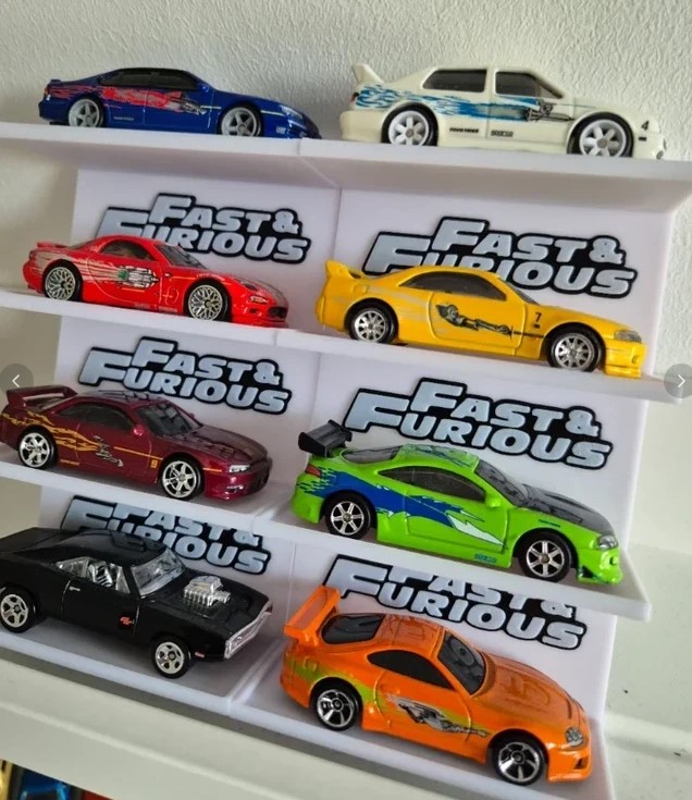 Conjunto de carros em miniatura Fast & Furious coloridos em suportes brancos