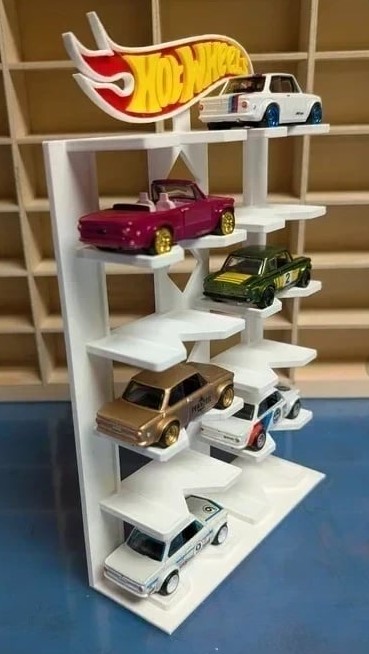 Suporte branco com carrinhos Hot Wheels coloridos e logótipo Hot Wheels