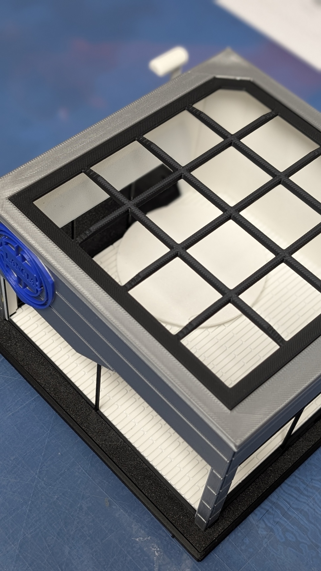 Miniatura arquitetura com teto de painéis transparentes em grelha preta e base preta