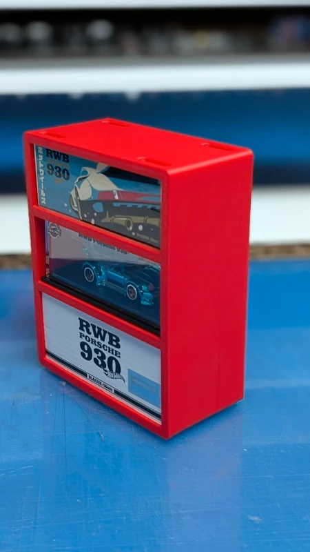 Miniatura de carro Porsche 930 azul em caixa vermelha com texto RWB PORSCHE 930
