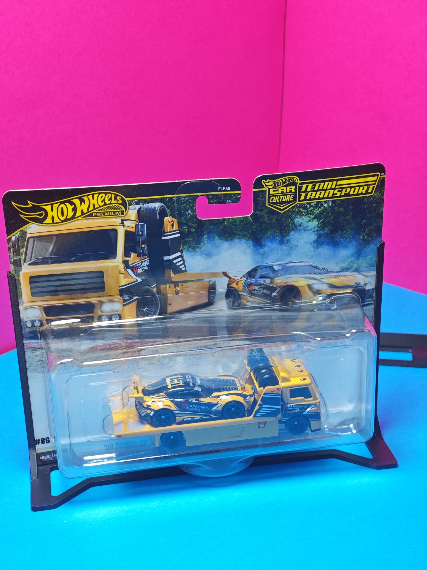 Conjunto Hot Wheels Premium com carro Toyota GR Supra e camião de transporte amarelos