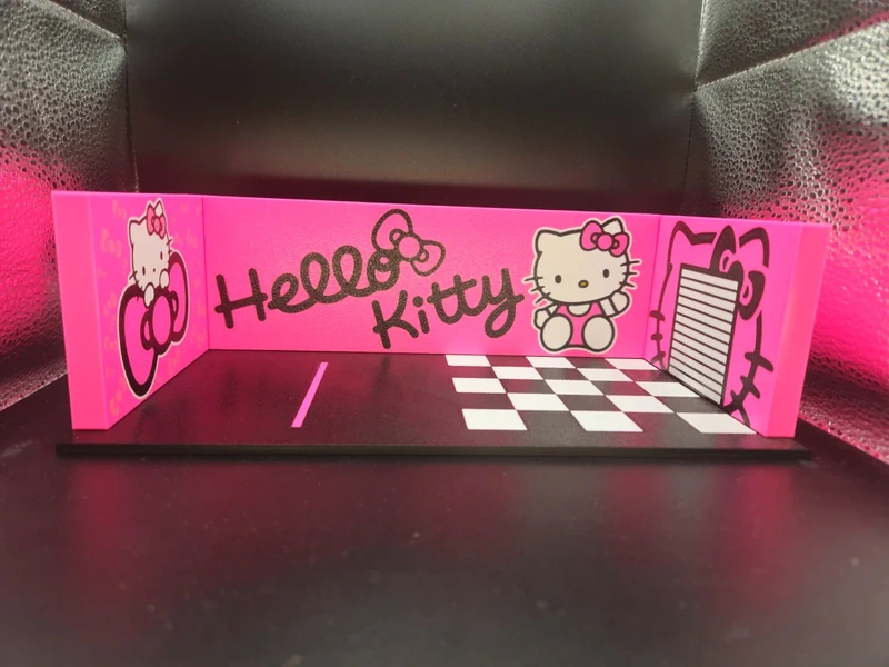 Espaço decorativo rosa e preto com Hello Kitty e padrão de tabuleiro