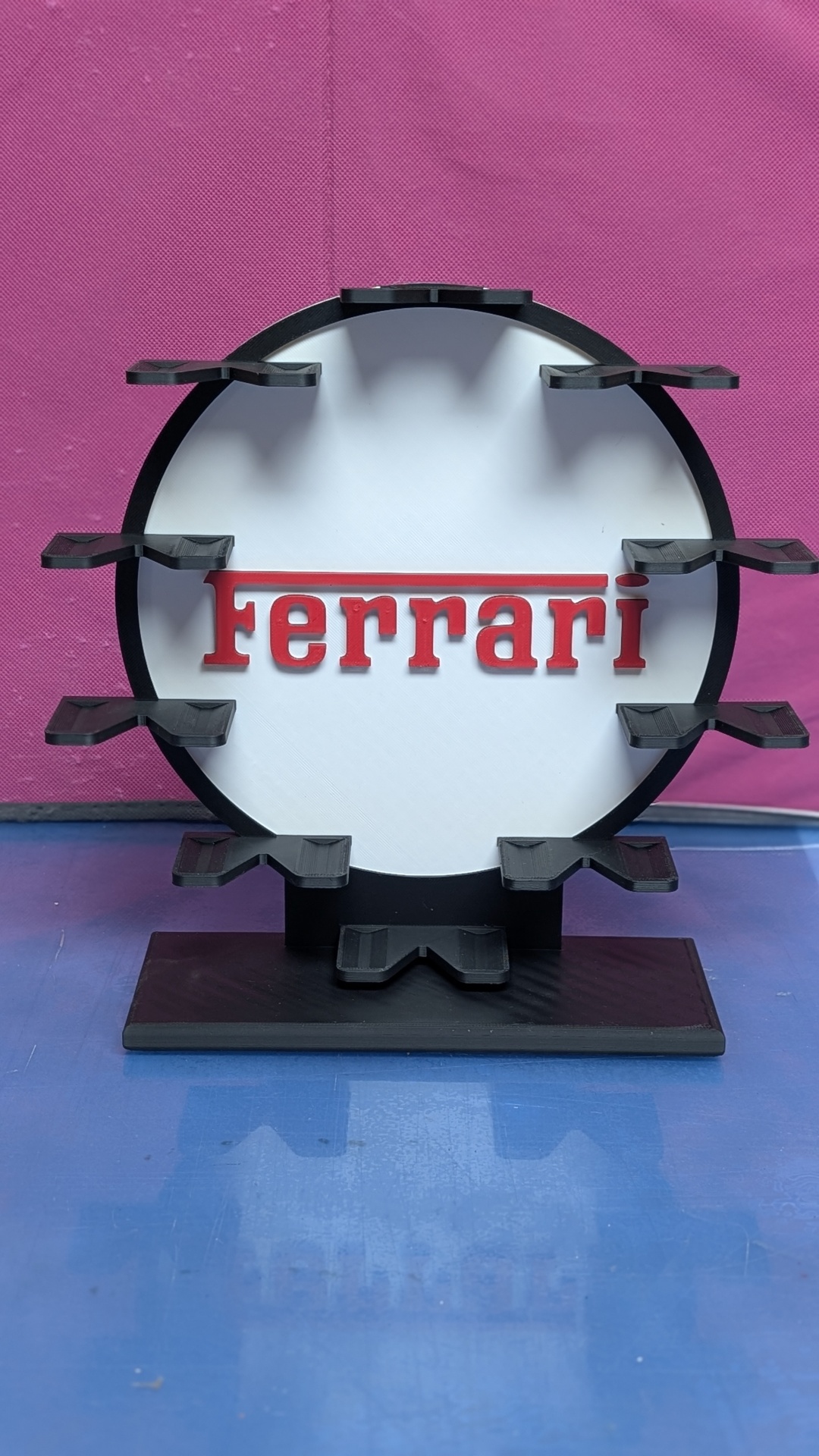 Suporte circular para relógios com logo Ferrari em relevo vermelho
