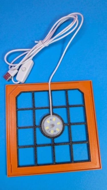 Tapete quadrado laranja com grades pretas e LED central ligado a cabo USB branco