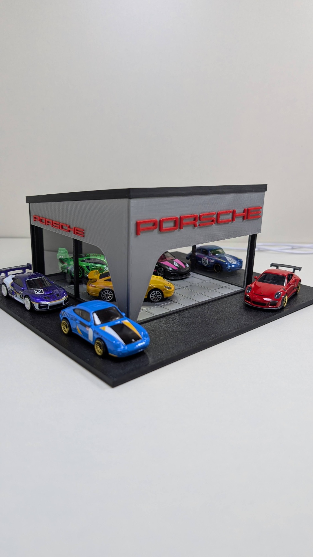 Miniatura de loja Porsche com carros de corrida em miniatura