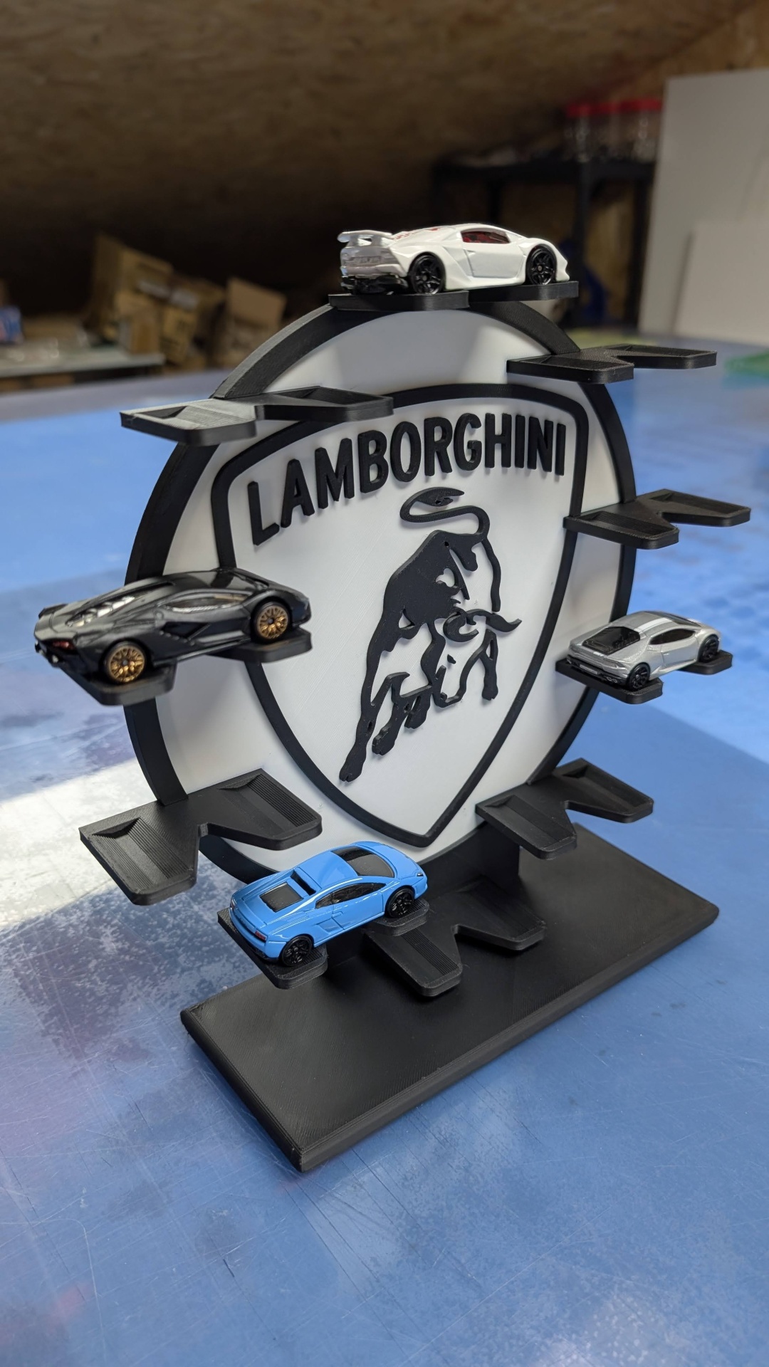 Suporte expositivo com logo da Lamborghini e miniaturas de carros Lamborghini