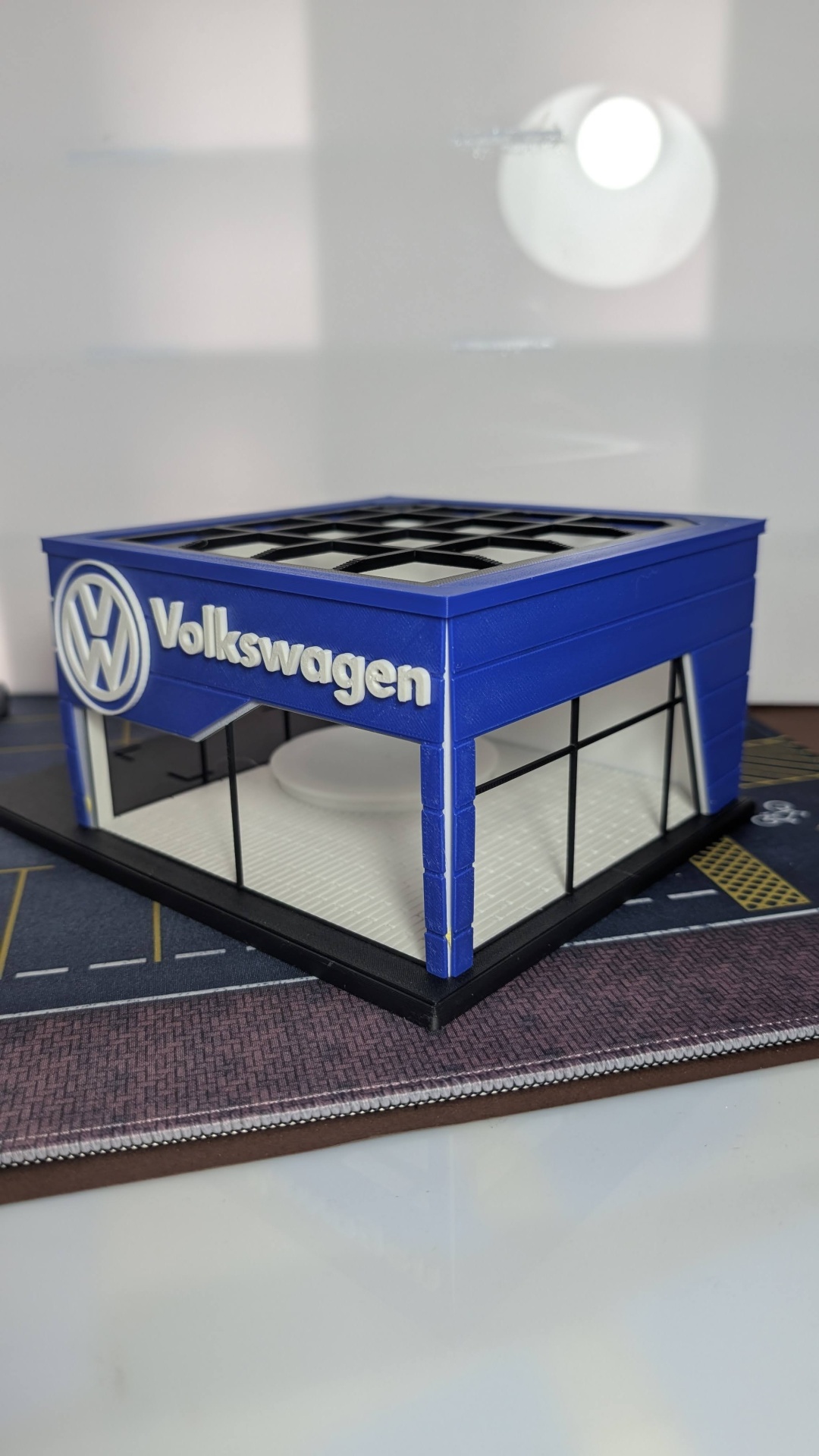 Miniatura de edifício azul com logótipo e texto Volkswagen