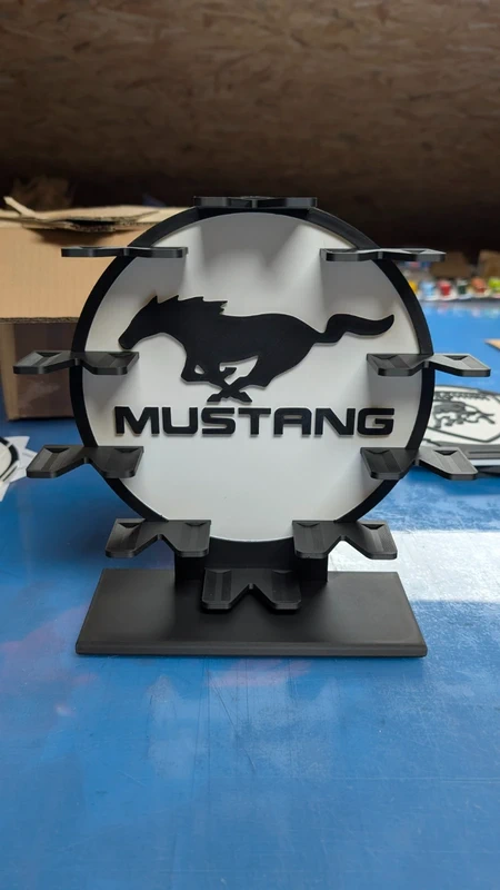 Suporte preto e branco para óculos com logo Mustang e cavalo a galope