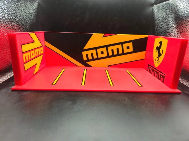 Base vermelha com decoração momo e símbolo Ferrari em amarelo e preto