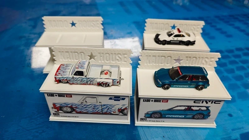 miniaturas de carros em expositores brancos com padrões coloridos