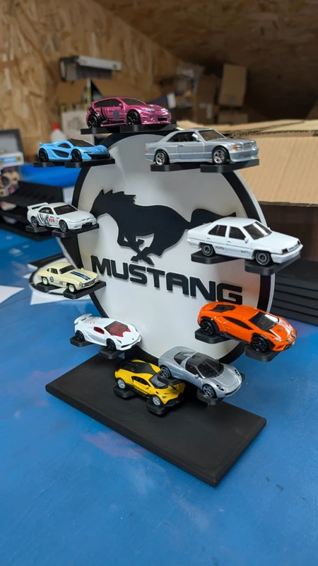 Expositor com carros de brinquedo em miniatura com logotipo Mustang