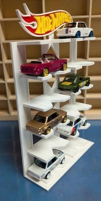 Expositor branco com carrinhos de brinquedo Hot Wheels coloridos