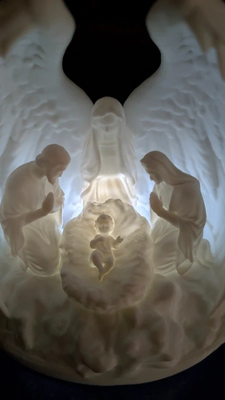 Estatueta branca translúcida da Natividade com anjo, Maria, José e menino Jesus com luz interna
