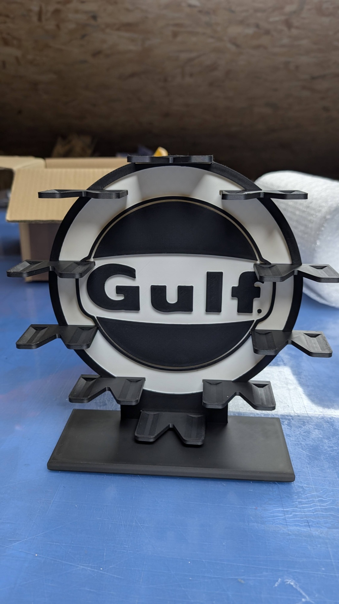 Suporte preto e branco com texto Gulf. e várias plataformas pequenas