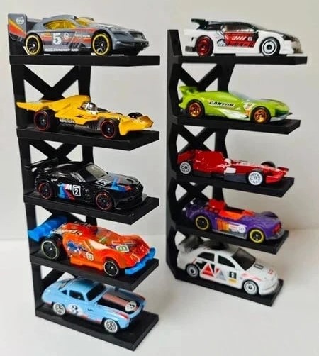 Dois expositores pretos com carrinhos de brinquedo coloridos organizados em filas