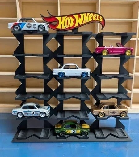 Suporte preto de plástico com carrinhos Hot Wheels coloridos e logo na parte superior