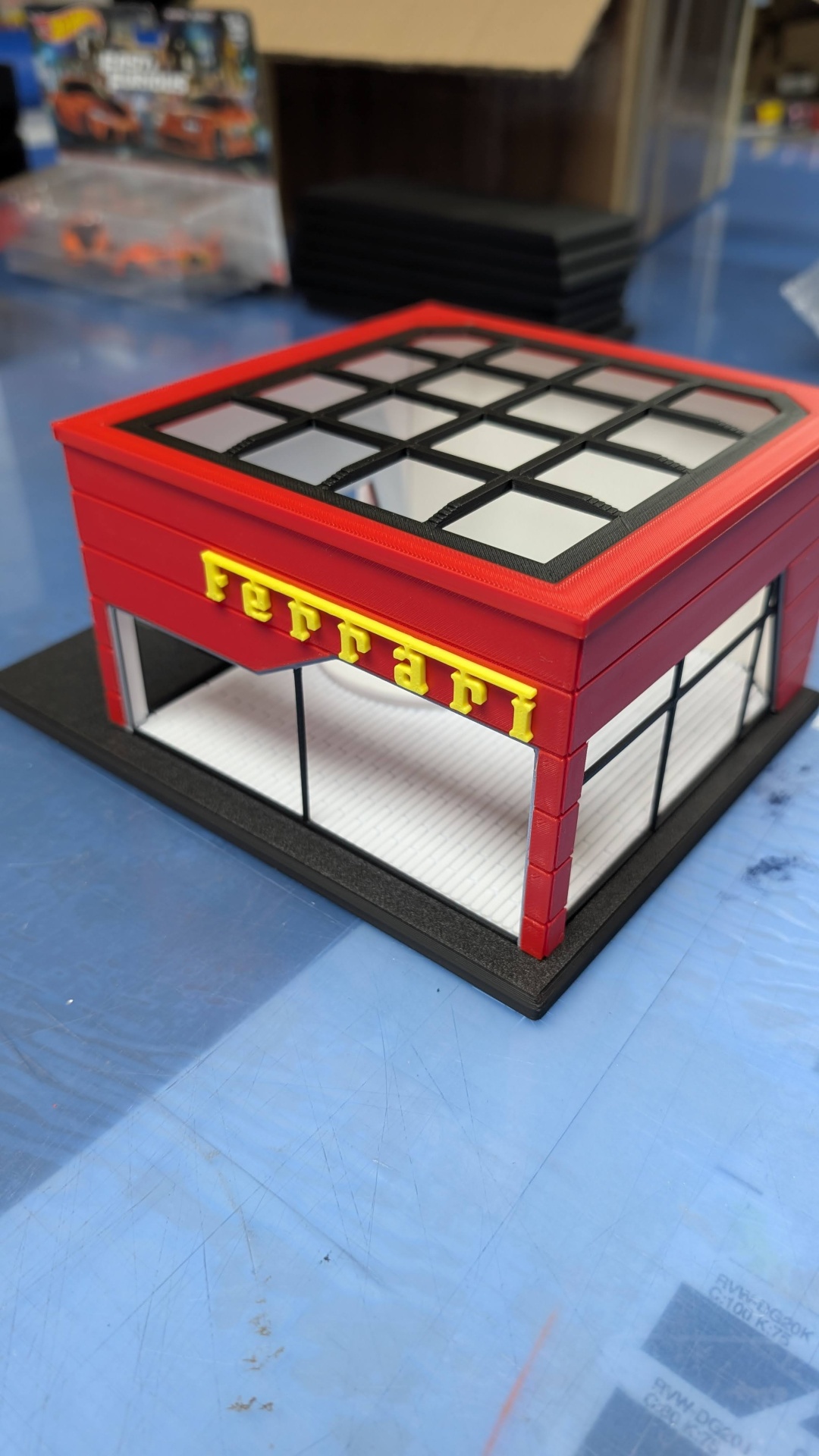 Miniatura de edifício Ferrari vermelho com logotipo amarelo e janelas de vidro