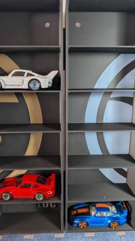 Carrinhos de brinquedo colecionáveis em estante cinza com divisórias e fundo com padrões circulares