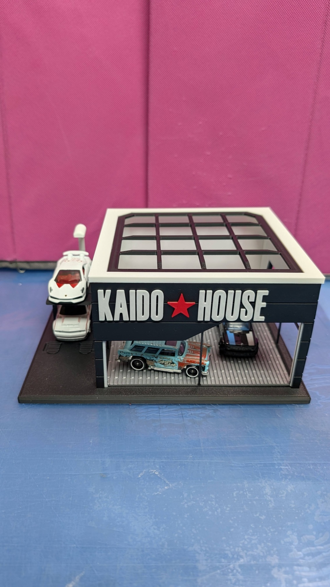 Miniatura de estacionamento KAIDO HOUSE com carros em miniatura