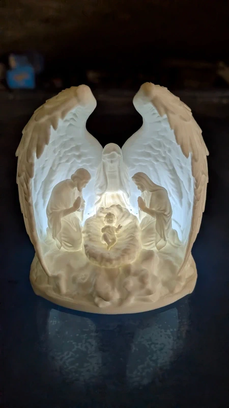 Estátua decorativa branca de presépio com anjo e crianças iluminada internamente