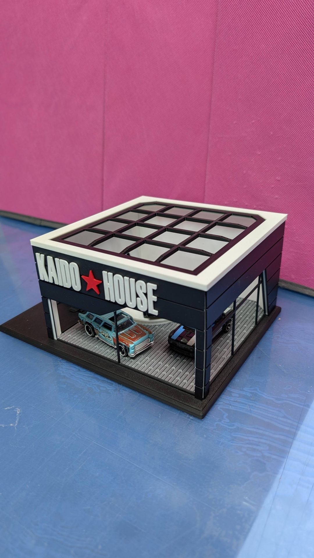 Miniatura loja KAIDO HOUSE com carros em miniatura