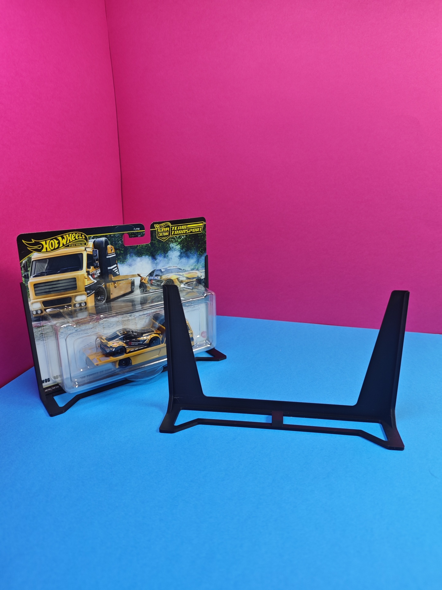 Miniatura Hot Wheels de carro desportivo preto e amarelo no blister original com logo Hot Wheels