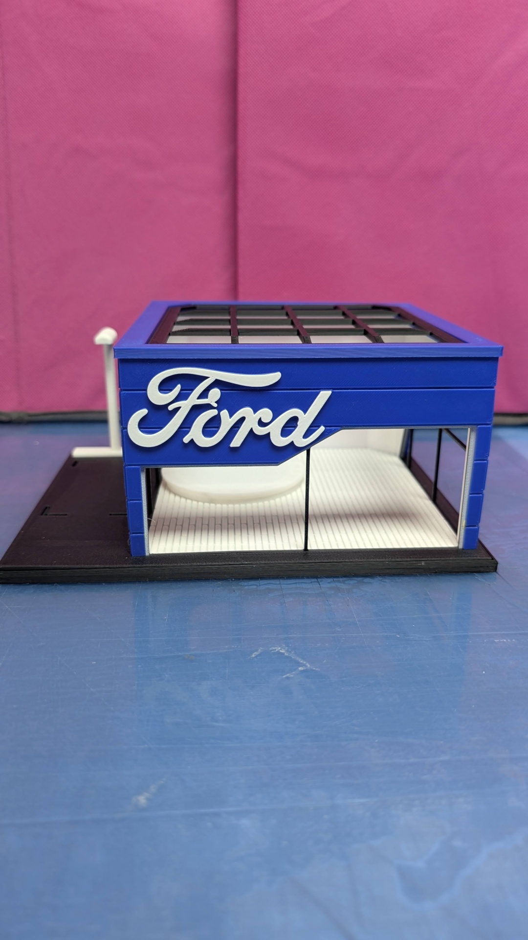 Miniatura loja Ford estrutura azul com letras brancas Ford