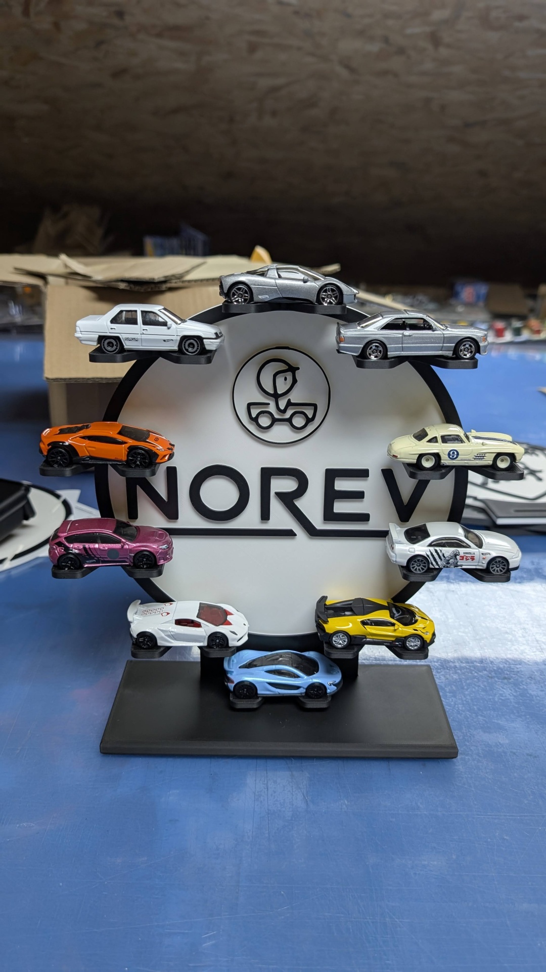 Miniaturas de carros variadas em suporte com logótipo Norev