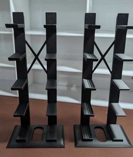 Dois suportes pretos de metal com múltiplos níveis para organização