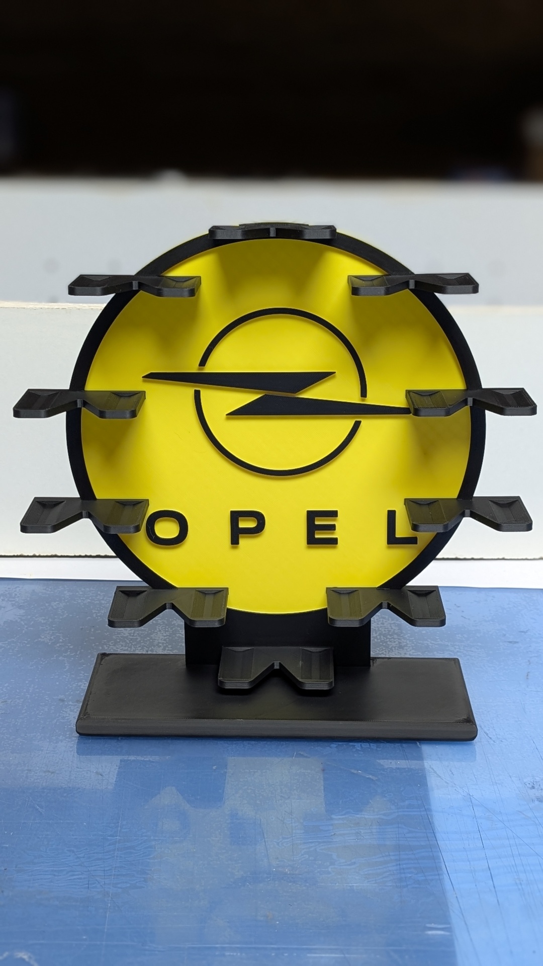 Suporte de exposição com logotipo OPEL amarelo e preto